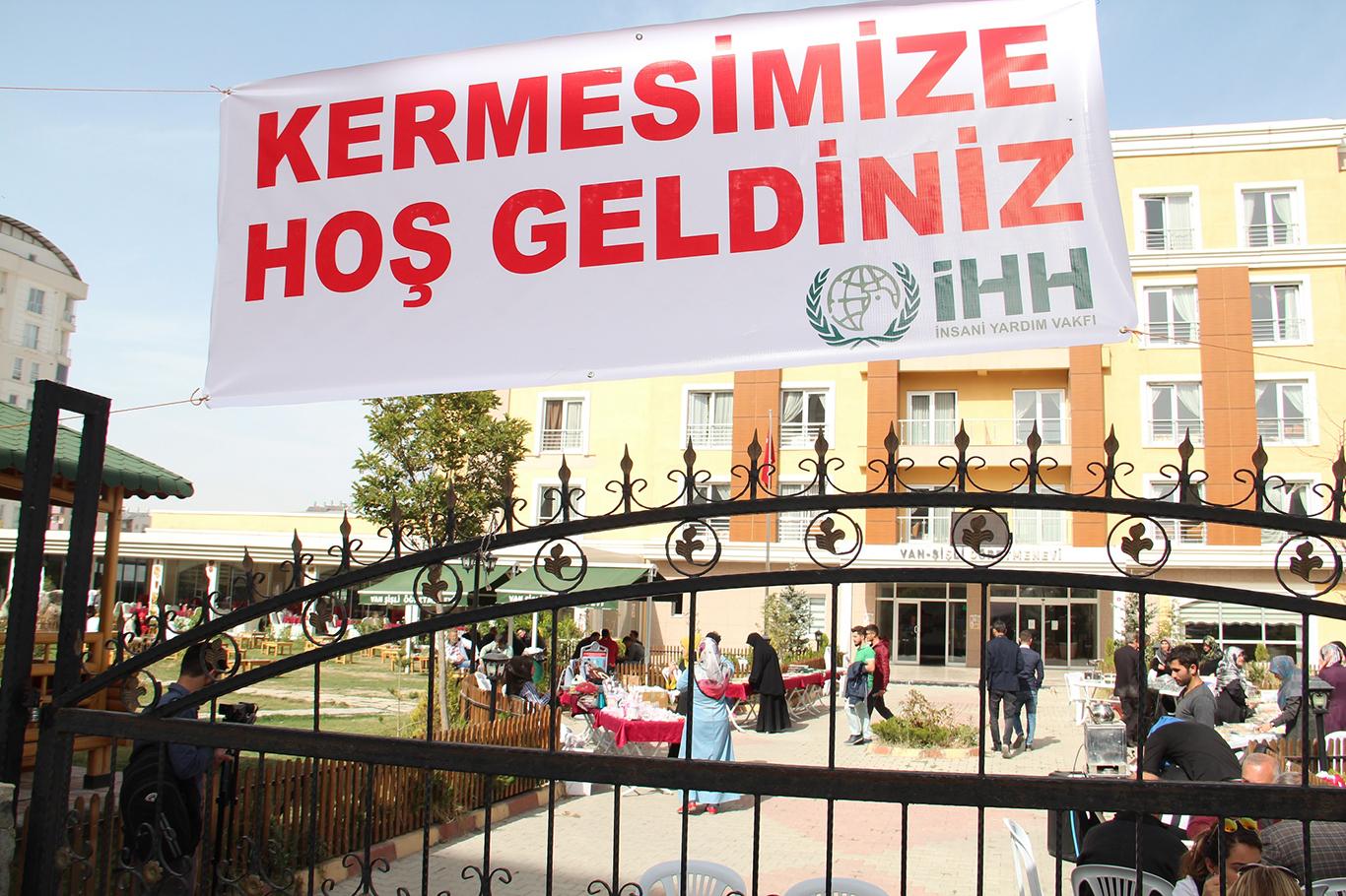 Van’da ‘Halep'e yol aç, Suriye'ye yardım et’ kampanyası Van’da ‘Halep'e yol aç, Suriye'ye yardım et’ kampanyası